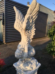 Sehr großer kniender Engel mit erhobenen Flügeln, schöne Steinskulptur